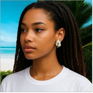 Vintage 70’s Gold & White Patent pending Leaf Earrings, enameled, clip ons. 🍃